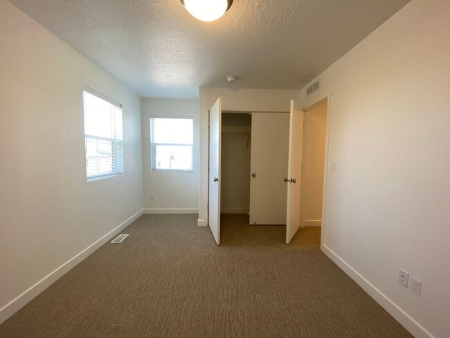 Building Photo - Two-story Single Family Home on Riverside.