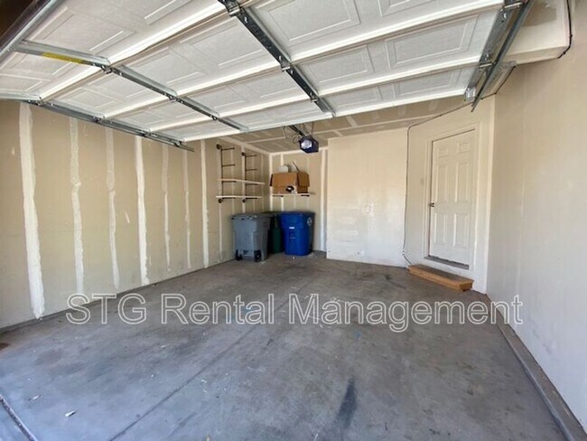 Building Photo - 1000 E Blf Vw Dr