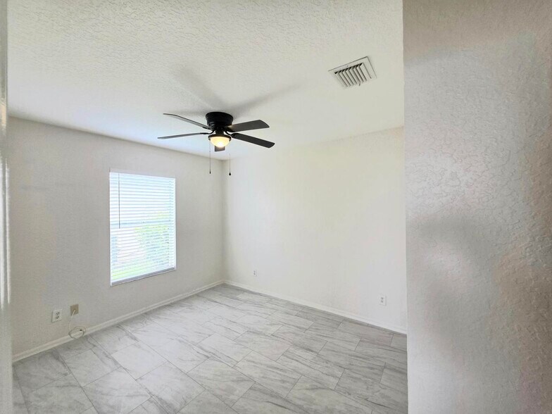 Building Photo - 569 E Ridge Cir N