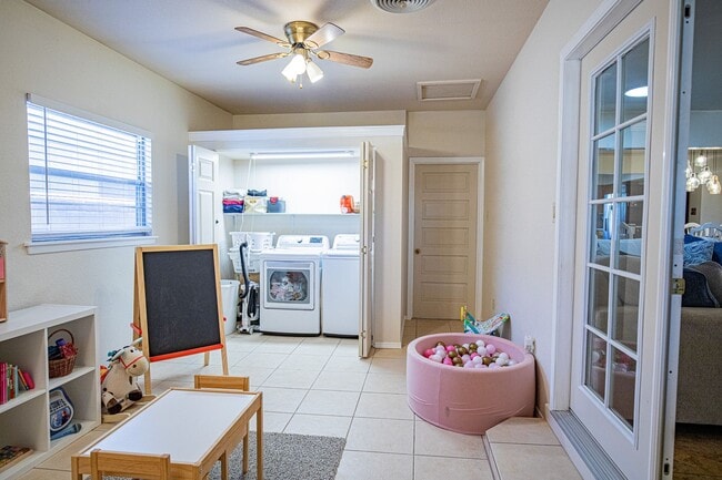 Building Photo - 4 Bedroom 2 Bathroom