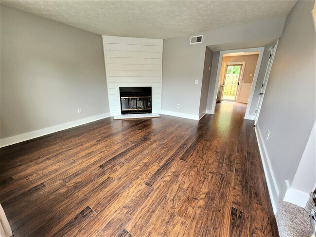 Building Photo - COMING SOON... Beautiful 2BR/1.5BA Townhouse in Hermitage Meadows!