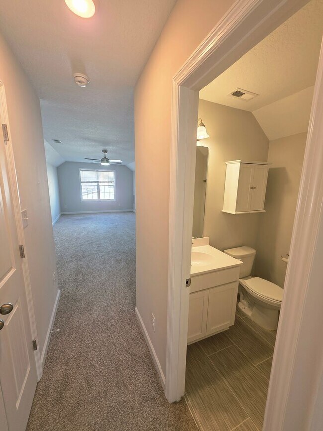 Building Photo - 4 Bedroom #3 Bath Towne Pointe