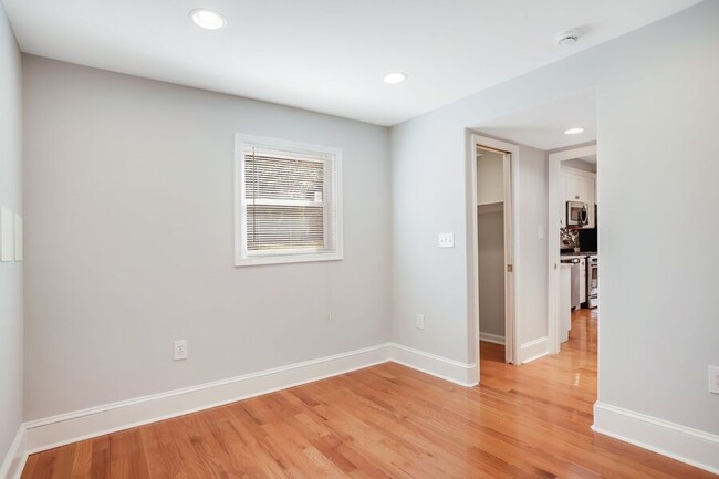 Building Photo - Amazing Anacostia 3 Bedroom with Parking I...