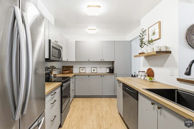 Building Photo - 5625 Green Valley Cir