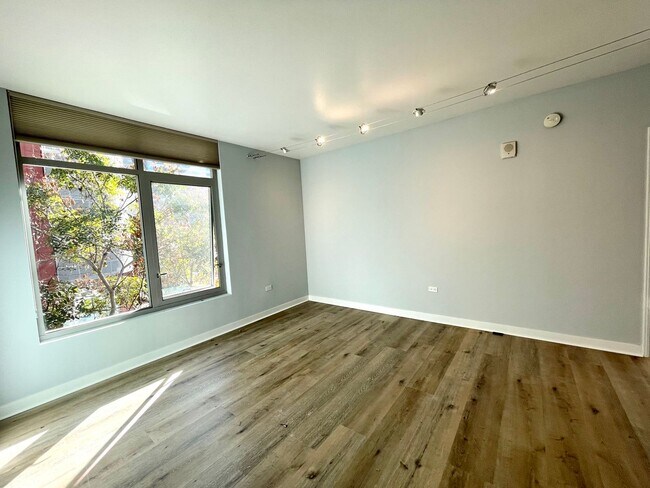Building Photo - Renovated 2 Bedroom 2 Bathroom Condo in Li...