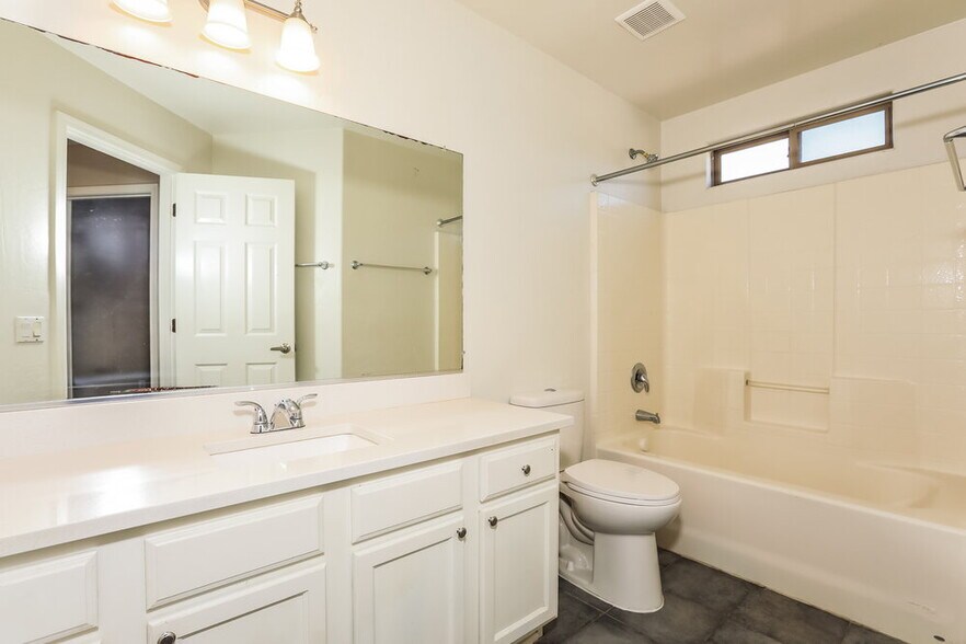 Building Photo - 41302 N Cambria Dr