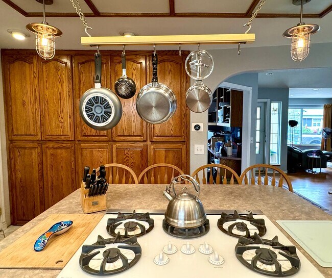 Building Photo - Lovely one level home in Northwest Santa R...