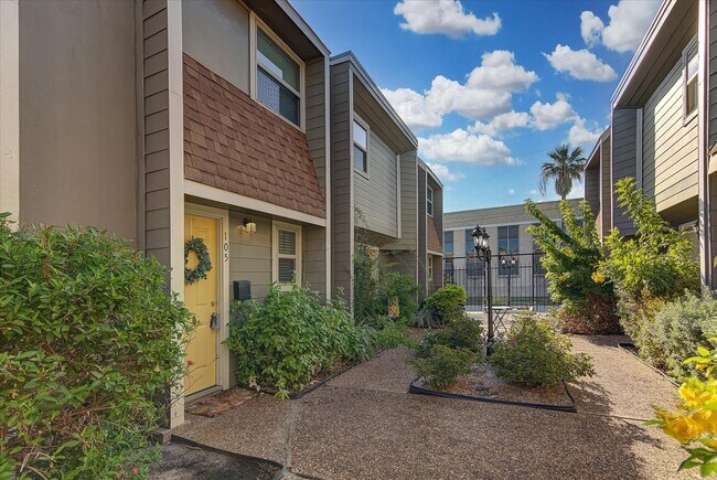 Building Photo - 424 15th St