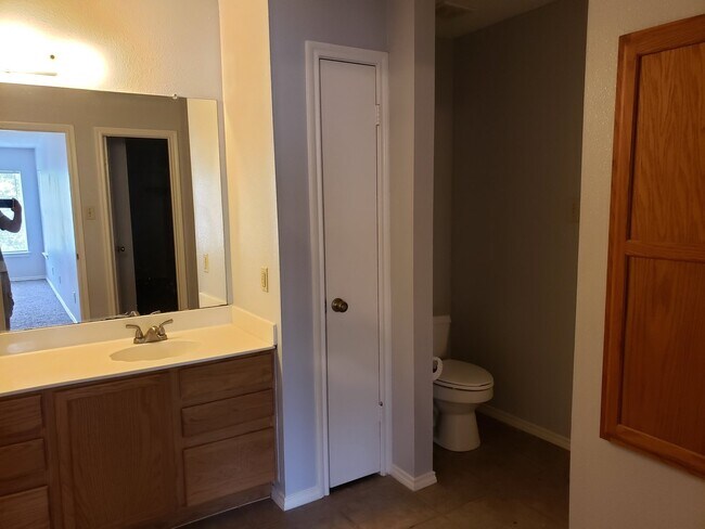 Building Photo - 425 Twin Point Creek