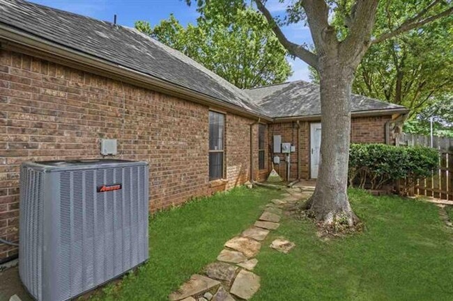 Building Photo - Beautiful 4 Bedroom Home with Pool – Available Now!