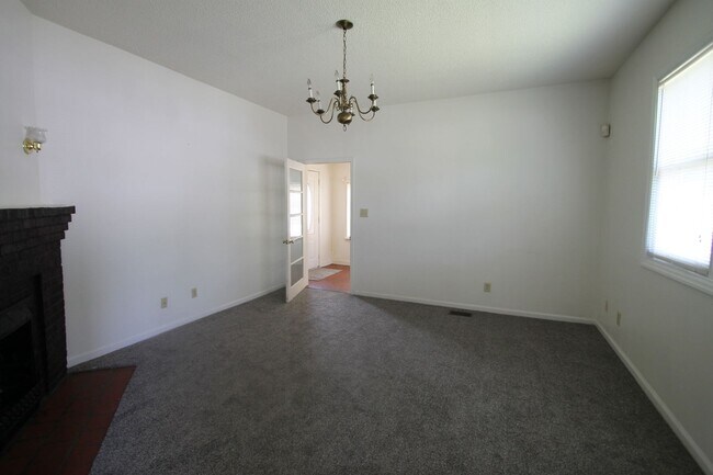 Building Photo - 556 Flint St