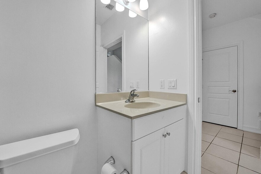 Building Photo - 632 Renaissance Way