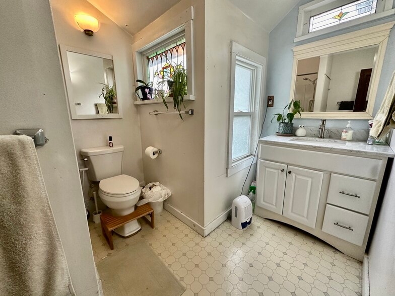 Building Photo - 45 Davenport St