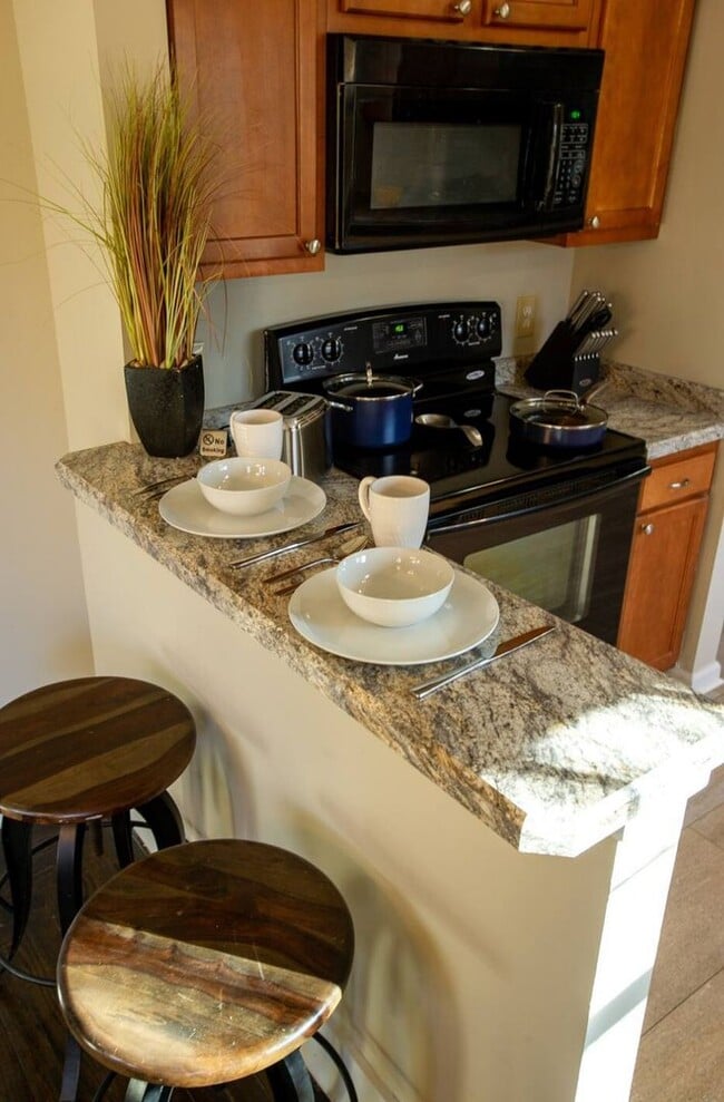 Building Photo - Large Fully Furnished Home, Must See!