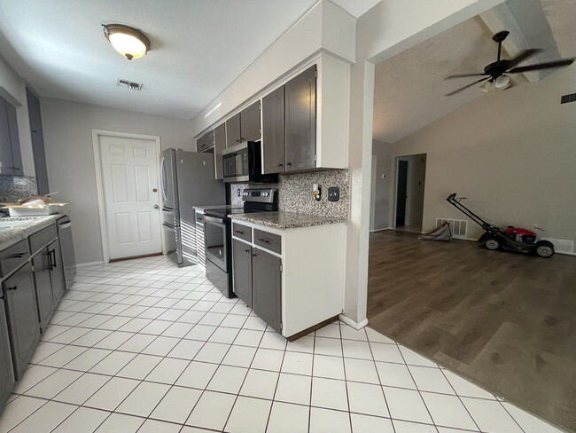 Building Photo - 806 Alhambra Dr