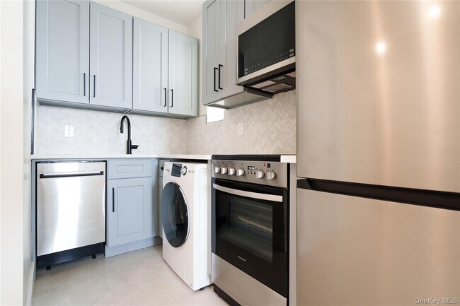 Building Photo - 315 W Broadway