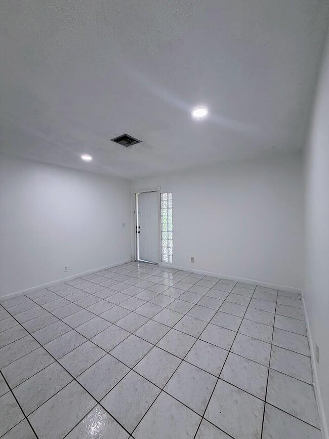 Building Photo - 5899 Mango Rd