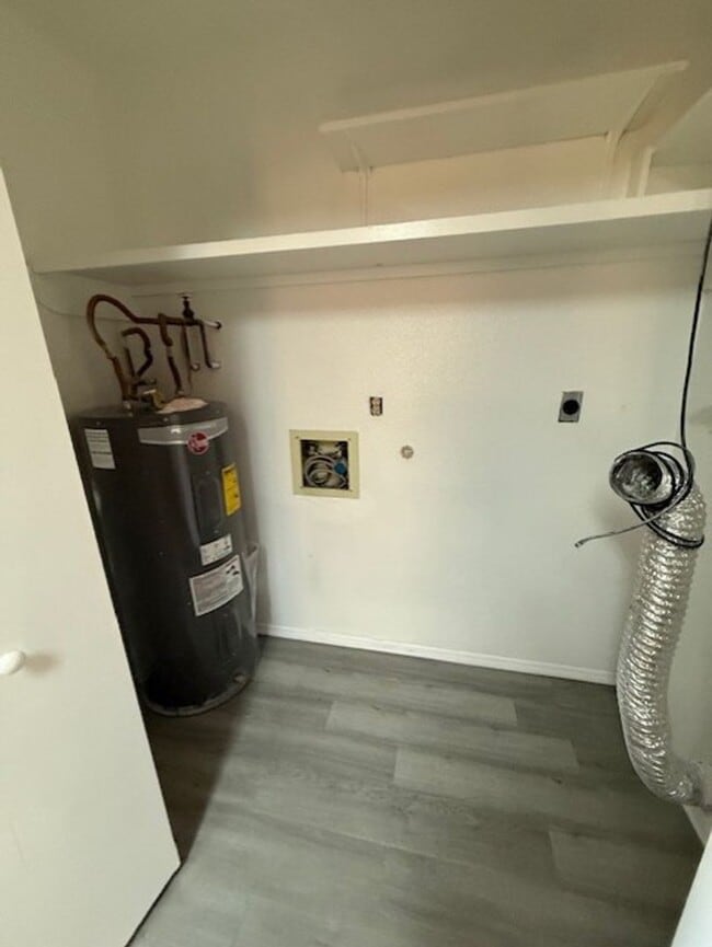 Building Photo - 2 Bedroom 1 Bath Contact Property Pros Pro...