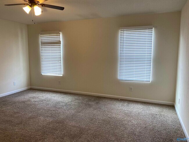 Building Photo - 3071 Lakeland Dr SW