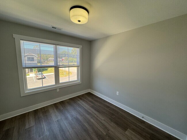 Building Photo - Sunburst Villa Luxury Townhouse