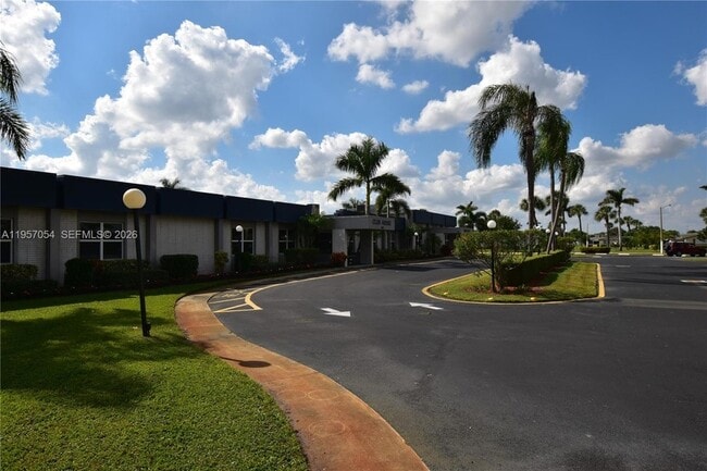 Building Photo - 2750 Emory Dr W