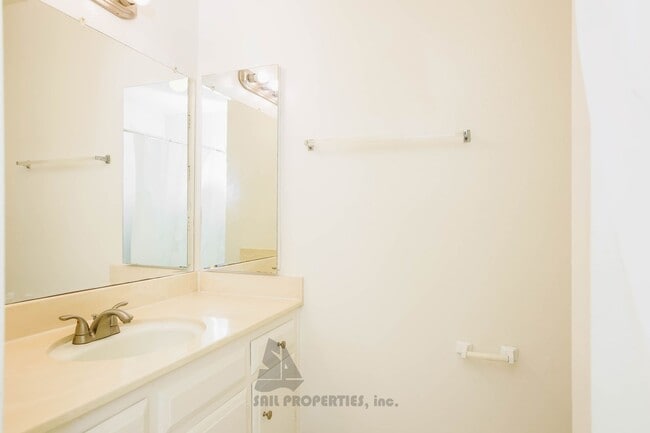 Building Photo - Charming 1-bedroom, 1-bath Condo in Huntington Beach