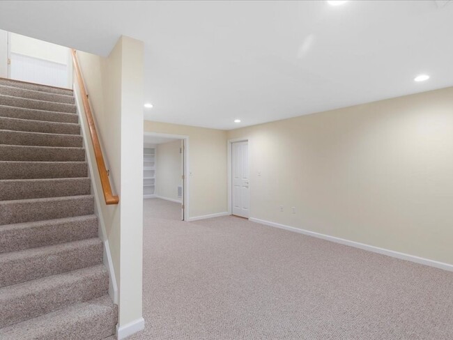 Building Photo - 32 Silver Brook Ln