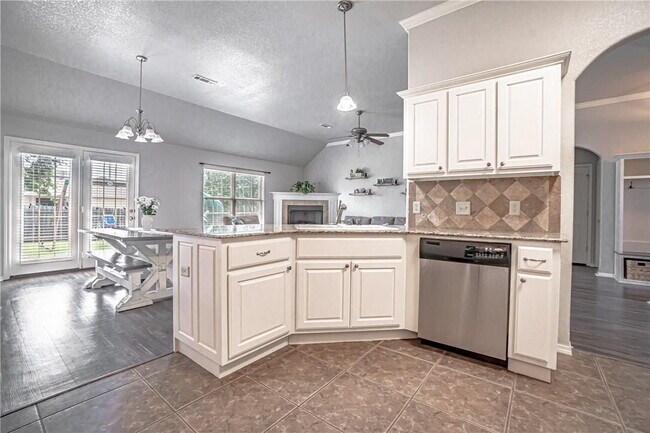 Building Photo - Spacious 4BR home in Bentonville with solar panels & Tesla EV charger!   Schedule a showing: 479-...
