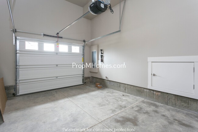 Building Photo - Stunning Craftsmanship In this Three Bedroom Townhome In Damascus!