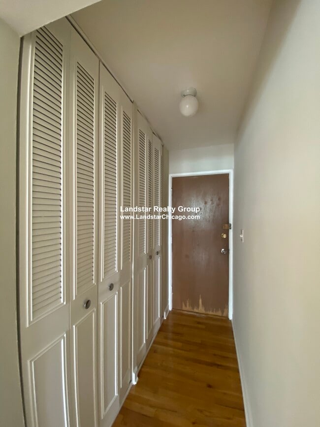 Building Photo - 5917 N Kenmore Ave