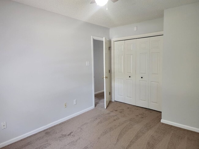Building Photo - 210 Rivershore Dr