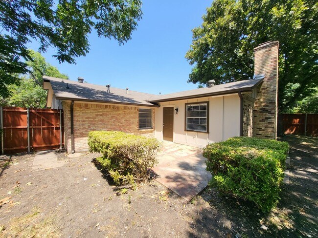 Building Photo - 2110 Redbud Ln