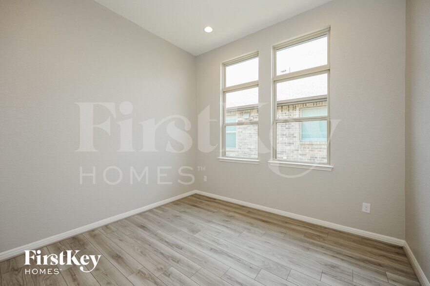 Building Photo - 2207 Tiptop Ln