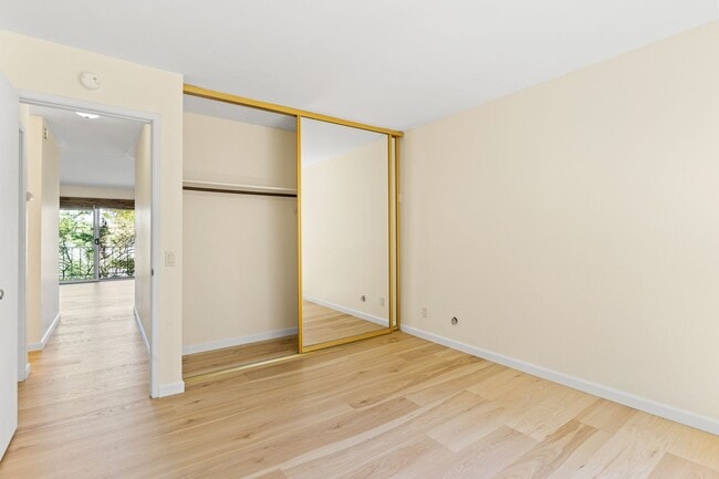 Building Photo - Modern Oakland Living: New Floors, Private Balcony, and Parking