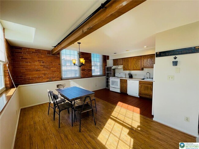 Building Photo - 101 W Race St