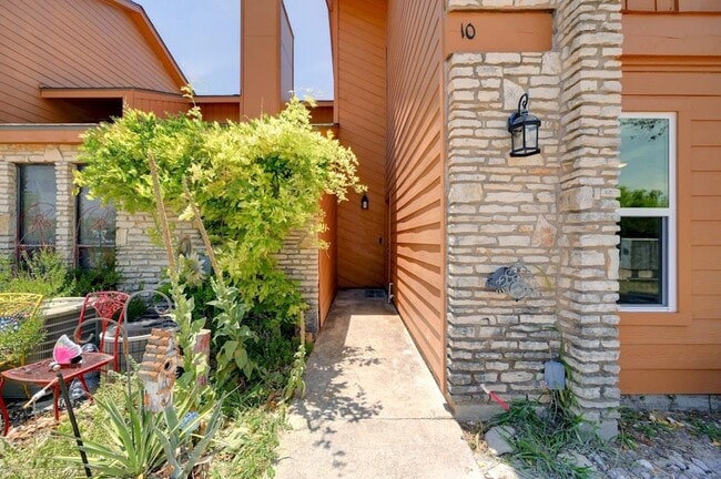 Building Photo - 10 Cypress Fairway Village