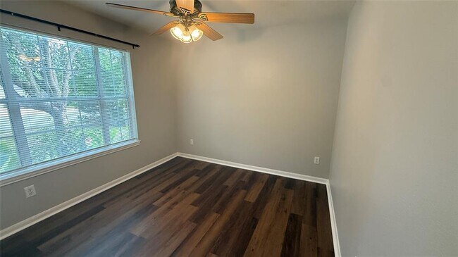 Building Photo - 605 Columbine Ave