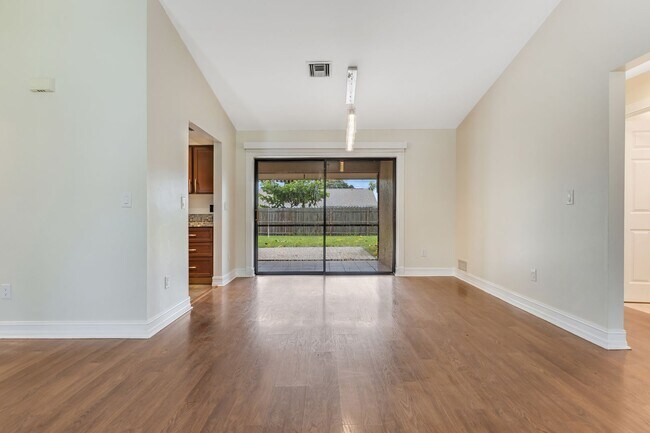 Building Photo - ** GOLDEN GATE CITY ** 3 BED + DEN / 2 BAT...