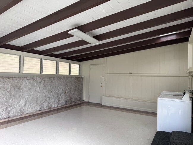 Building Photo - 3br - 3 Bed/2 Bath House with Family Room - Convenient Honolulu Location