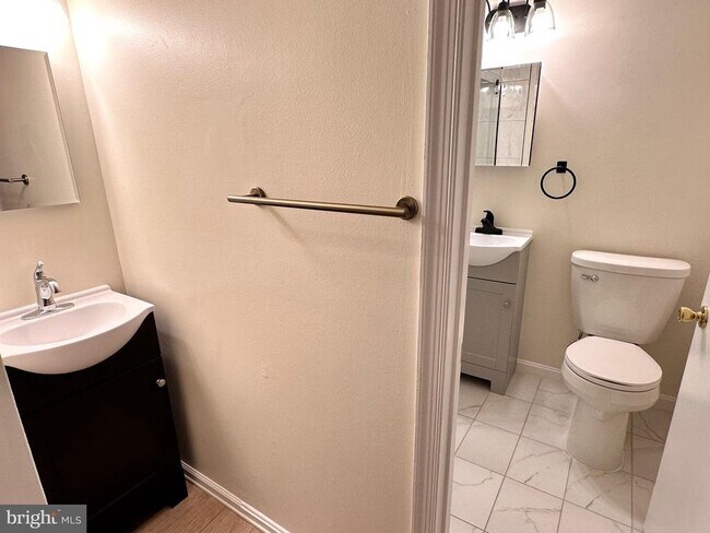 Building Photo - 4311 Cedarlake Ct