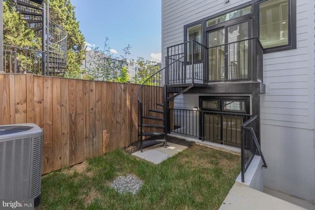 Building Photo - 722 Kenyon St NW