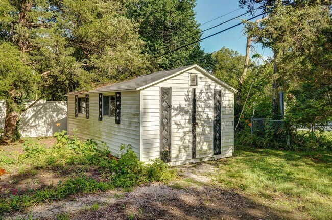 Building Photo - Adorable 3 Bedroom, 1.5 Bathroom House!