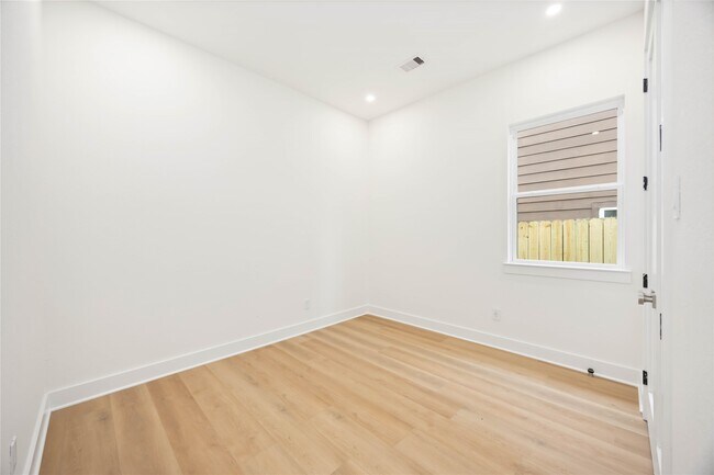 Building Photo - 422 E 41st St