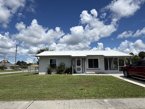 Building Photo - "Charming 1-Bed Oasis in Warm Mineral Springs - Cozy Living with 909 Sq Ft of Comfort!"