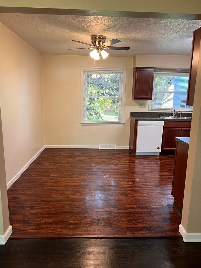 Building Photo - 926 N Ward Ave