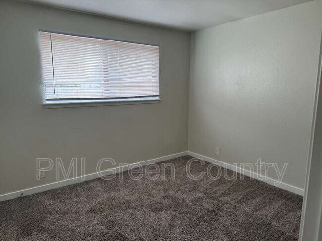 Building Photo - 917 N Yale Ave
