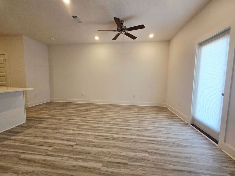 Building Photo - 396 Salt Creek Lane