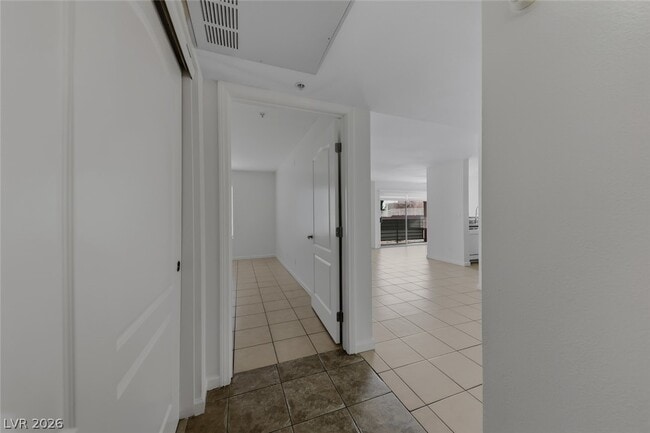 Building Photo - 2101 Blue Breeze Dr