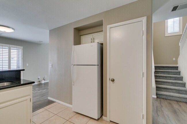 Building Photo - GORGEOUS HOME WITH TONS OF UPGRADES*GATED COMMUNITY WITH A COMMUNITY POOL*