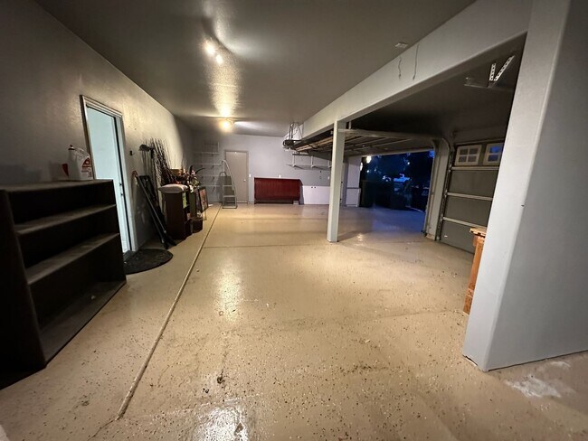 Building Photo - 5701 W Country Ave